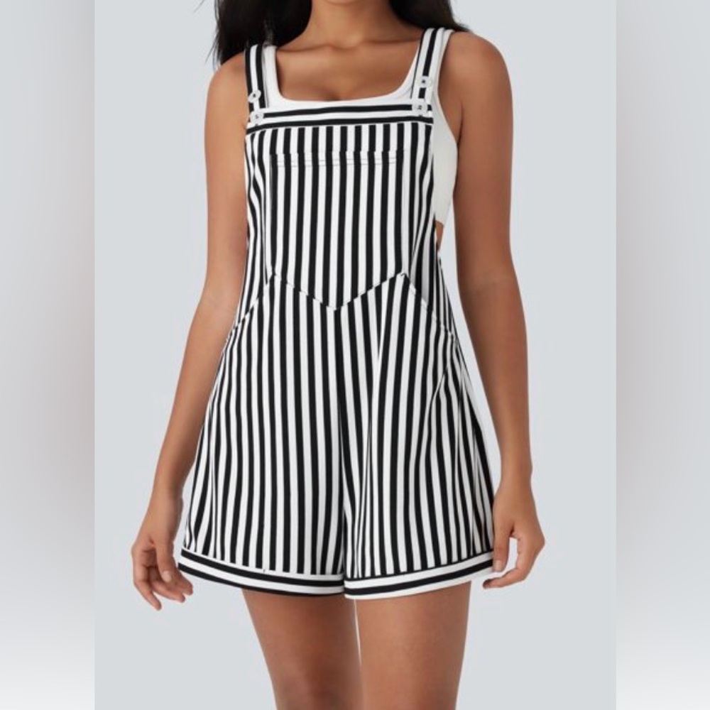 🆕 NWT Halara Black Stripe Shorts Overalls. With pockets. Adjustable straps. XL